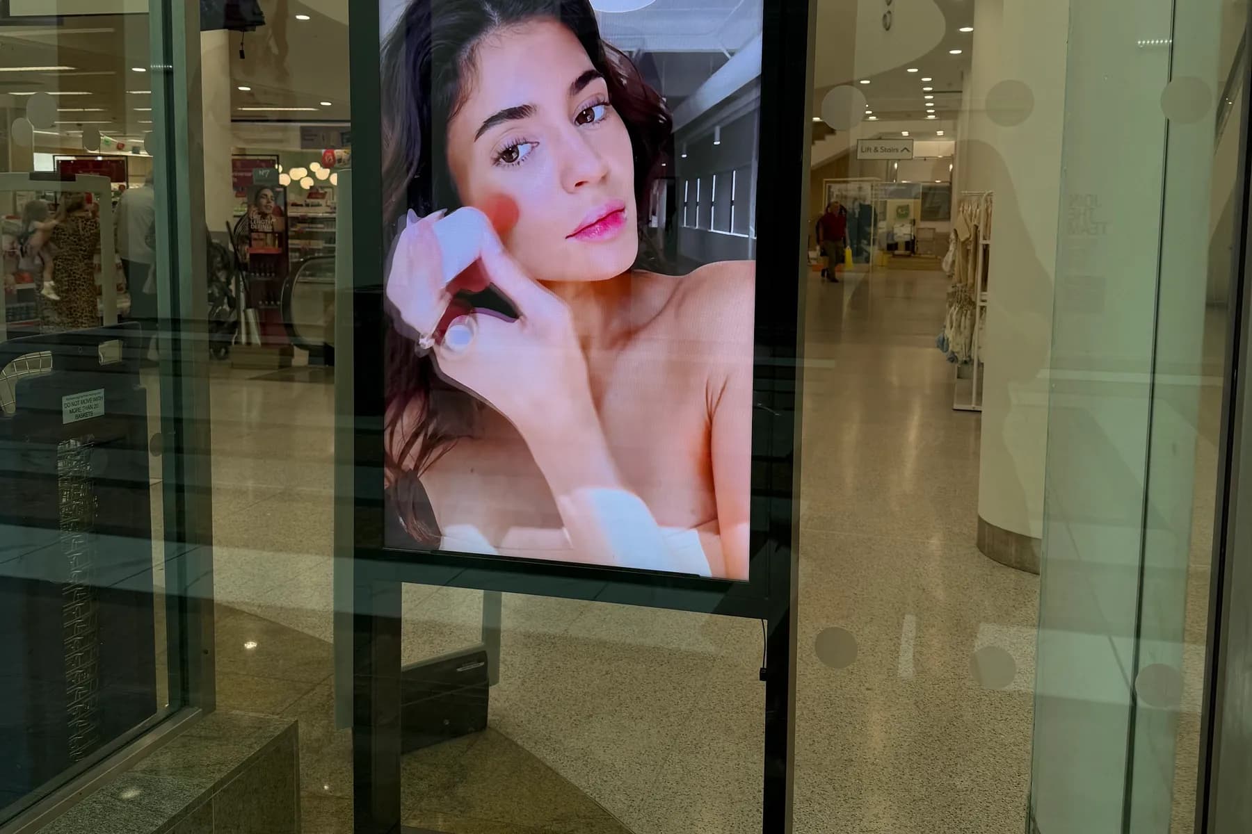 Écran vitrine orienté rue diffusant une campagne